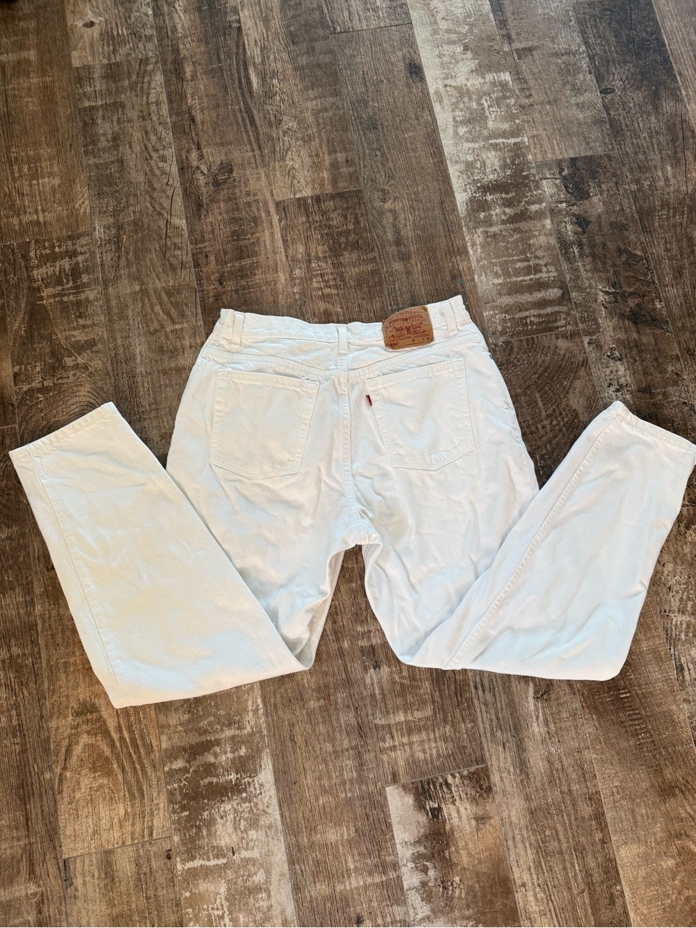 Levi's Men's White Relaxed Fit Jeans